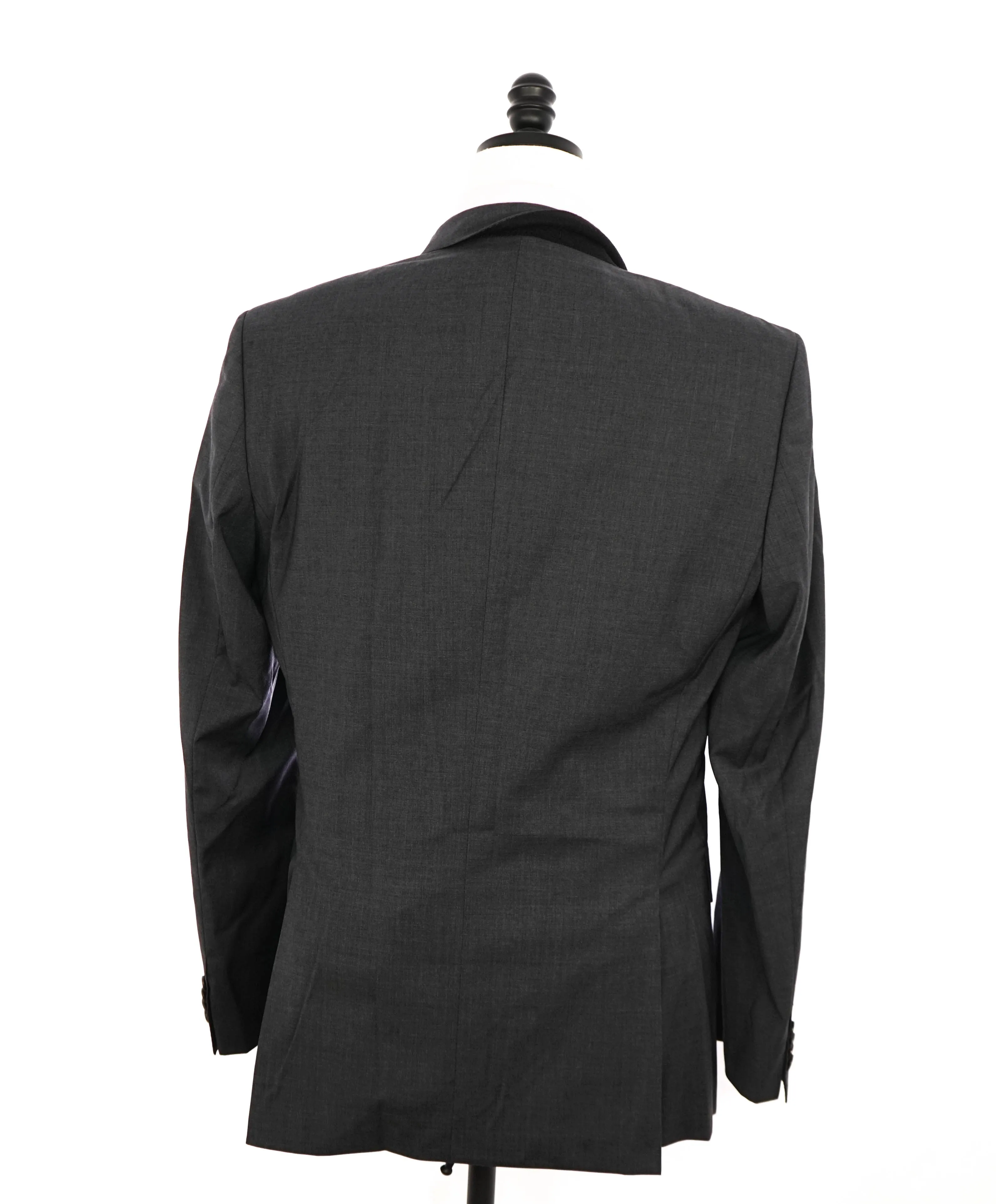 $1,295 HUGO BOSS - CLOSET STAPLE Gray Notch Lapel Suit - 40L