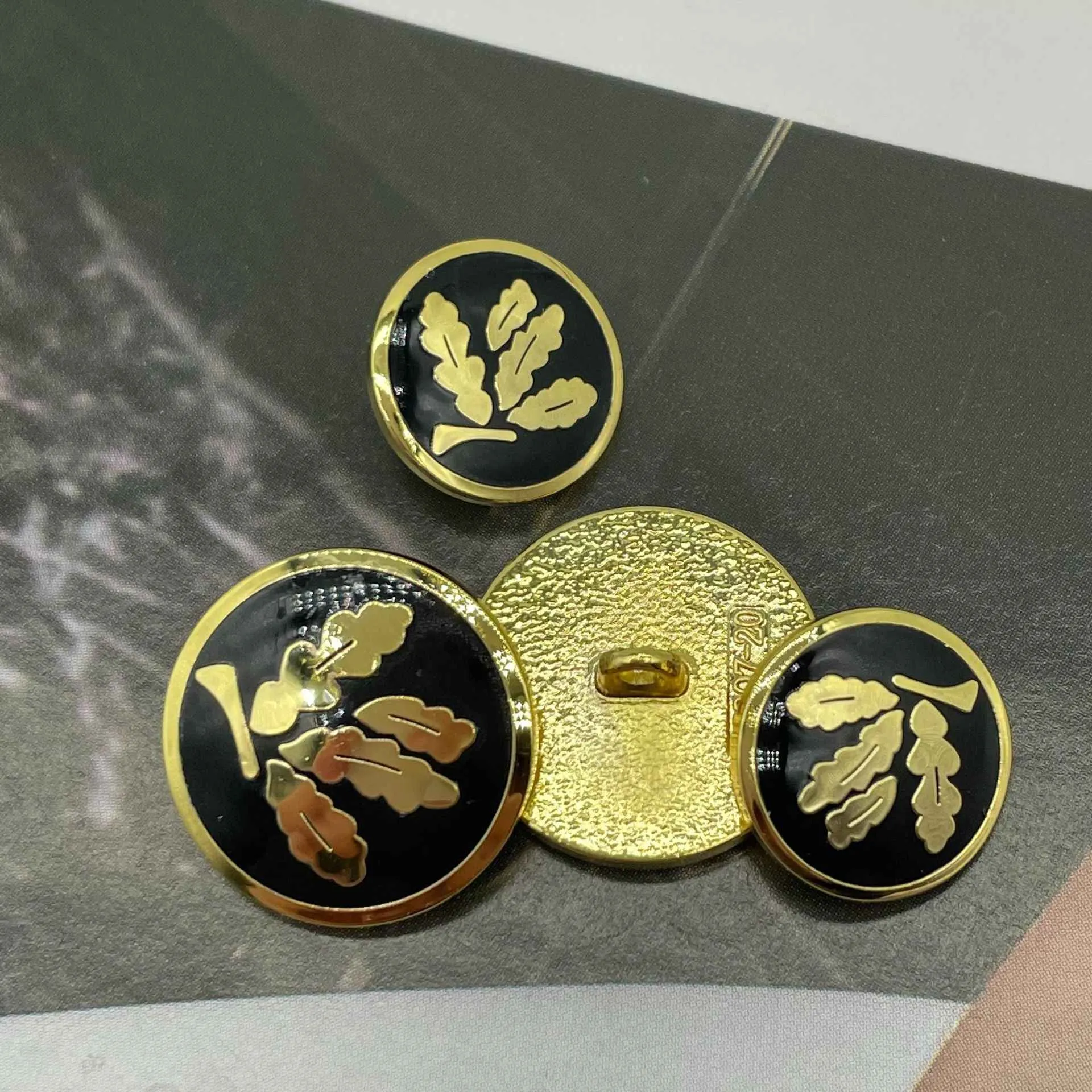 15/20mm Round Gold Black Leaf Pattern Metal Sewing Buttons 10pcs