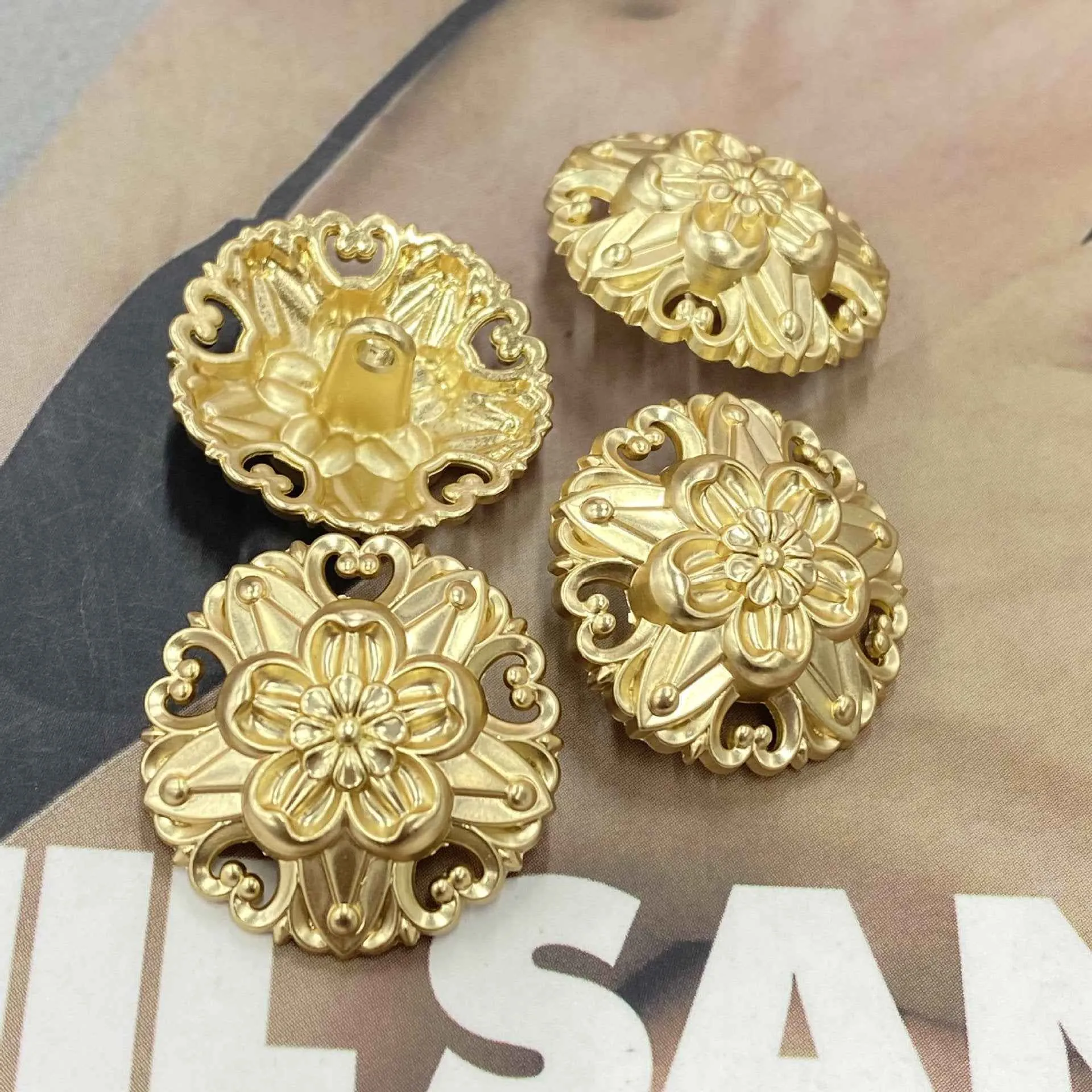 18/20/23mm Hollow 3D Five-Petal Flower Metal Shank Buttons 20pcs