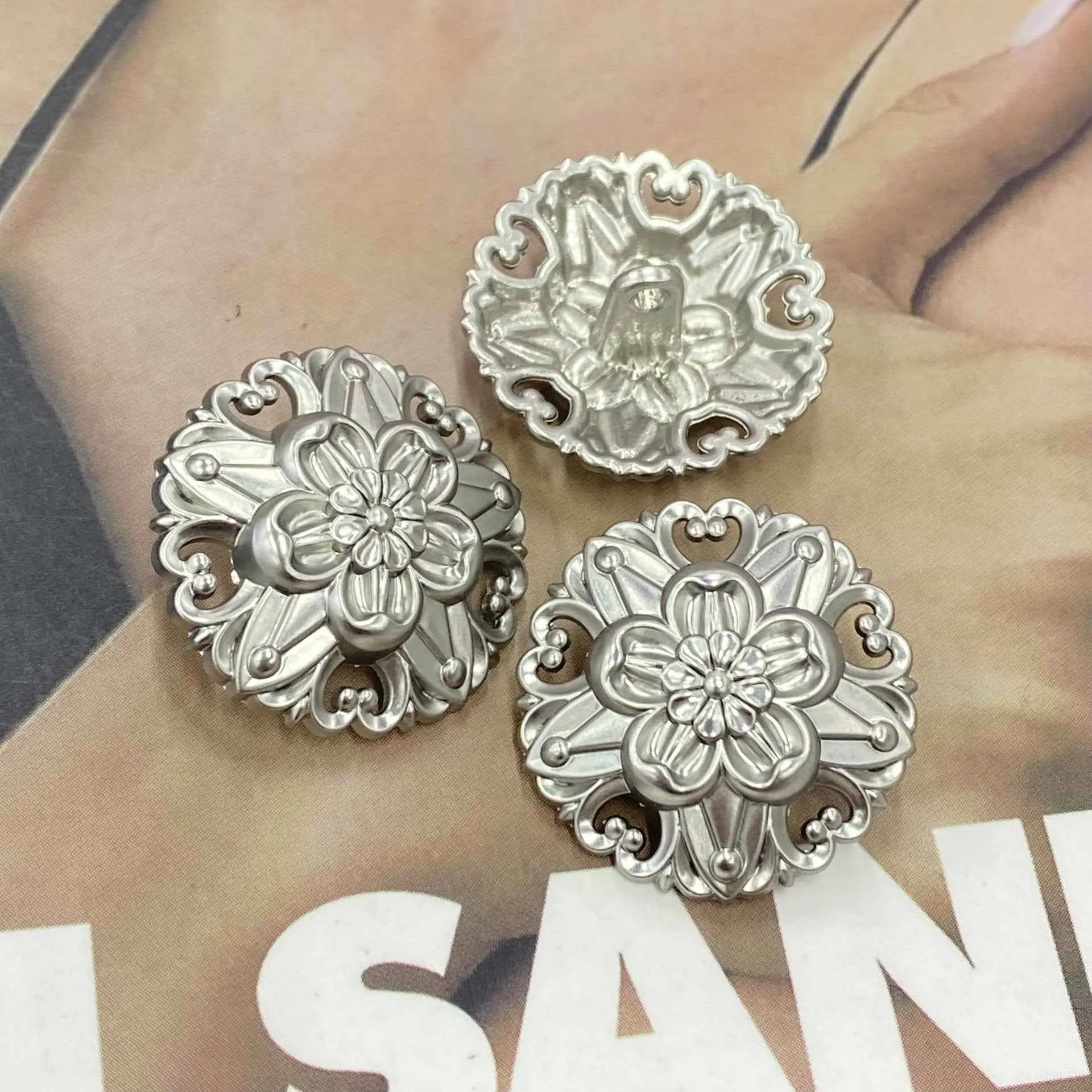 18/20/23mm Hollow 3D Five-Petal Flower Metal Shank Buttons 20pcs