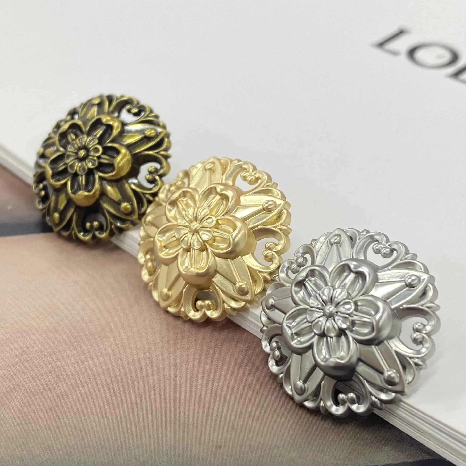 18/20/23mm Hollow 3D Five-Petal Flower Metal Shank Buttons 20pcs