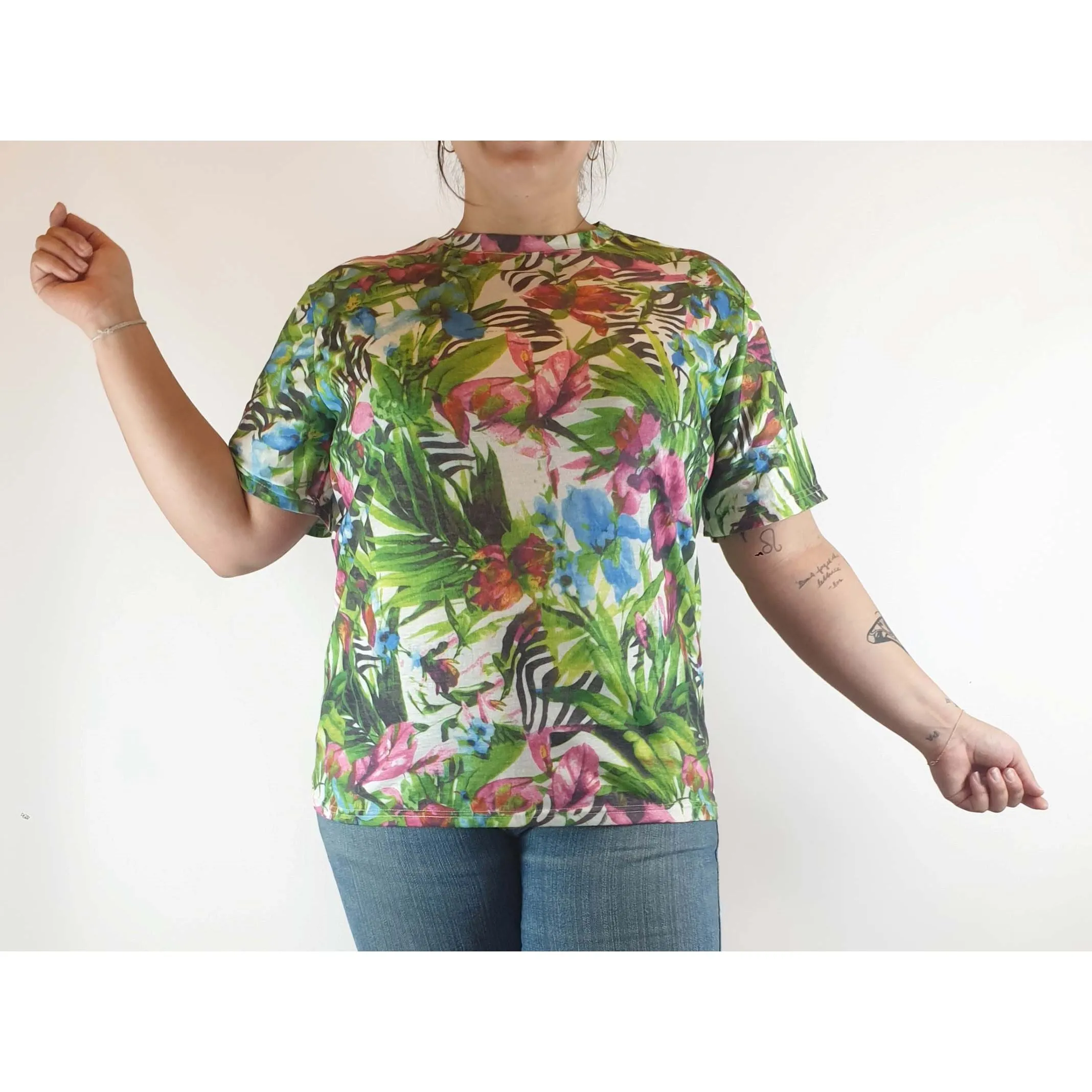 Green and pink pre-owned floral tee shirt size L (best fits size 14)